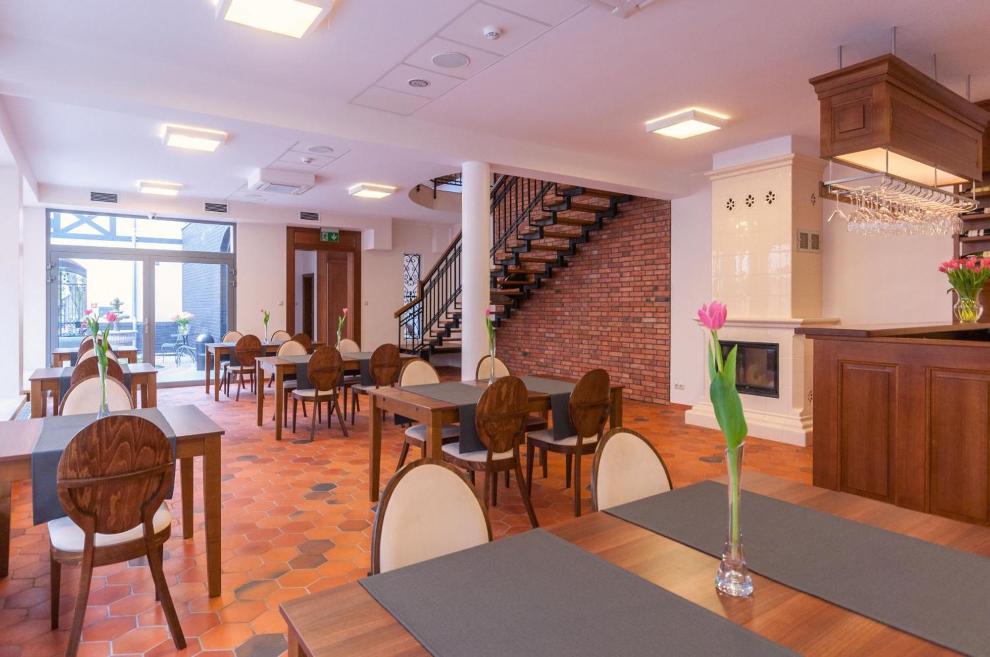 Hotel Gosciniec Kasztel U Gostla Murowana Goślina Esterno foto