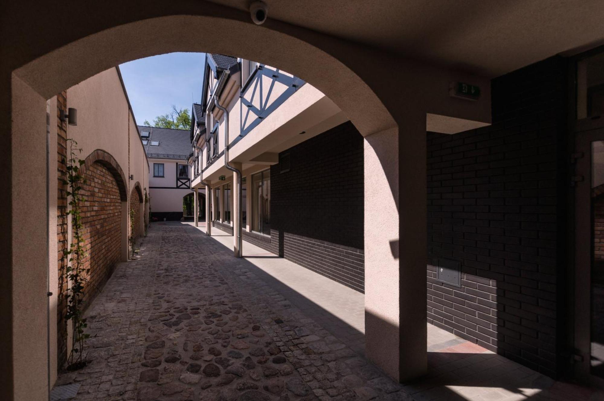 Hotel Gosciniec Kasztel U Gostla Murowana Goślina Esterno foto