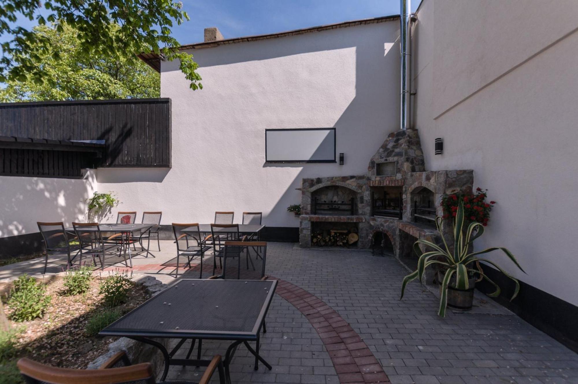 Hotel Gosciniec Kasztel U Gostla Murowana Goślina Esterno foto