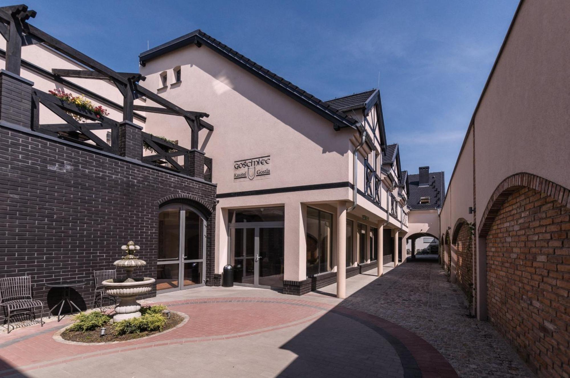 Hotel Gosciniec Kasztel U Gostla Murowana Goślina Esterno foto